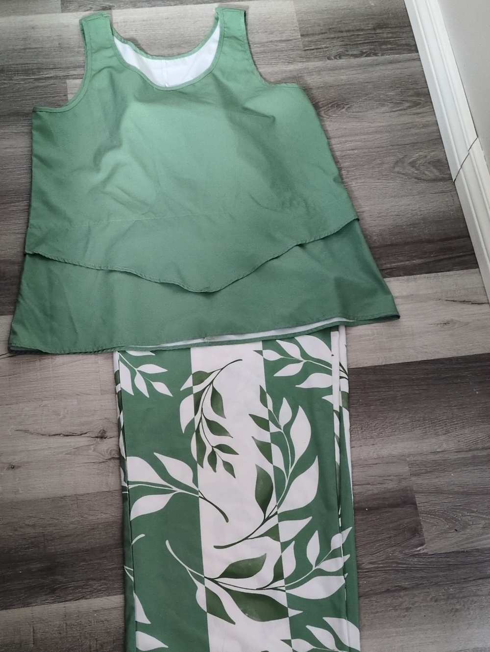 Green Two-Piece Sleeveless Top & Leaf-Print Pants